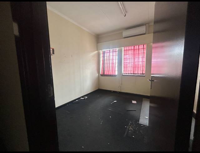 1,508M² WAREHOUSE TO LET IN NEWLANDS